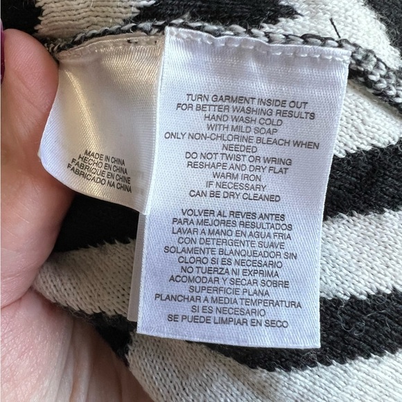 Jones Studio Women’s Black and White Chevron Cardigan Sweater - Picture 5 of 8